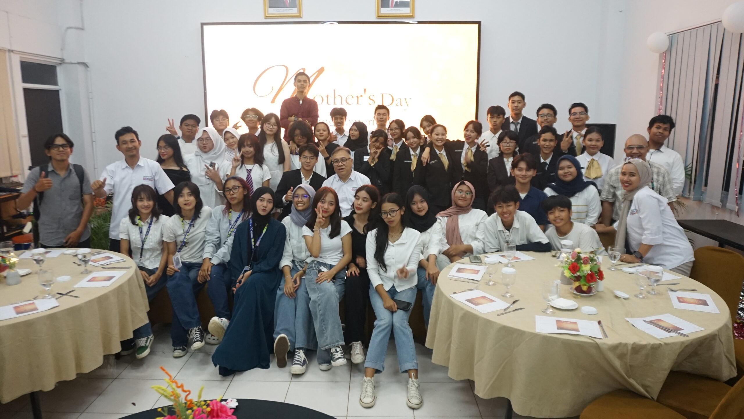 Penuh Haru dan Prestasi, SMK Pariwisata Metland School Gelar Perayaan Hari Ibu Sekaligus Penganugerahan Yuva & Yuvati Abhipraya Nawasena